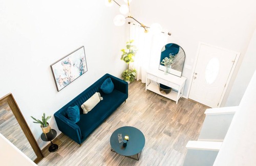 Biggs Field House | Spacious 2-Story Contemporary Home 3BDRM + Loft