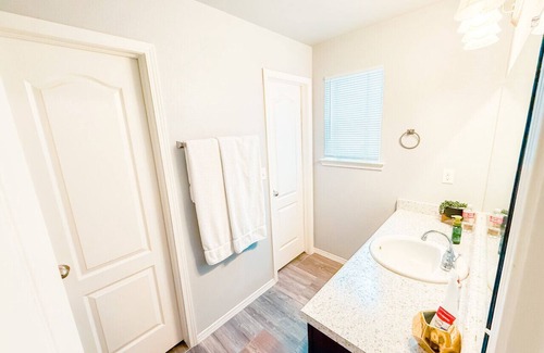 Biggs Field House | Spacious 2-Story Contemporary Home 3BDRM + Loft