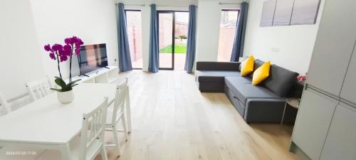Hammersmith and Fulham Apartment | Spacious 2B2B Apartment with Garden