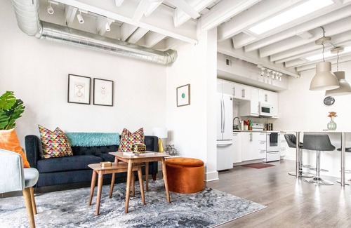 Southmoreland Condo | Spacious 2BD Contemporary Loft Minutes from Plaza