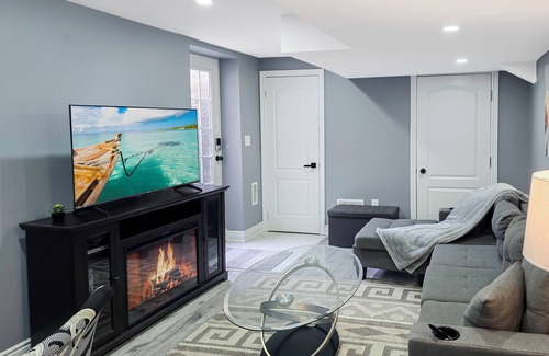Halton Regional Municipality Apartment | Spacious 2Bd family suite with full kitchen. Centrally located.