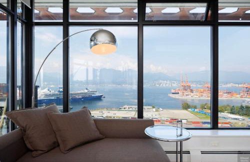 Gastown House | Spacious 2BD in Vancouver Patio with Ocean View