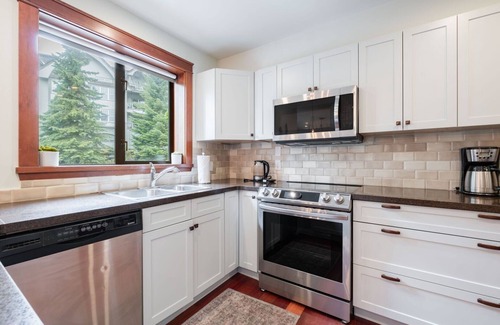 Whistler Condo | Spacious 2BDR on Blueberry Hill | Pets | Complex Hot Tub | BBQ