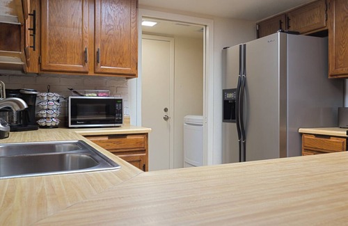 Maryvale Village House | Spacious 2bed-2bath Glendale retreat private pool 1 car garage central location.