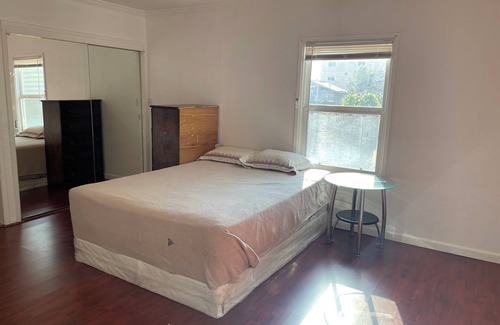 Oakland House | Spacious 2Bedroom House 1Bath in the Heart of the Bay. Minutes from attractions.