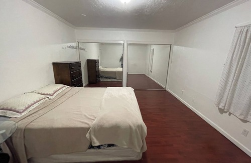 Oakland House | Spacious 2Bedroom House 1Bath in the Heart of the Bay. Minutes from attractions.