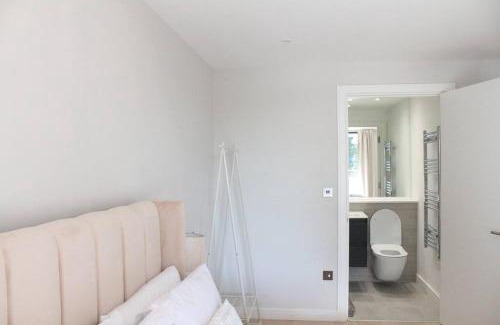 Crouch End Apartment | Spacious 2BR Apartment with Terrance