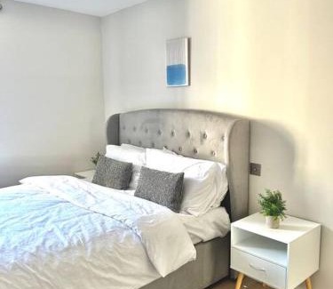 Crouch End Apartment | Spacious 2BR Apartment with Terrance
