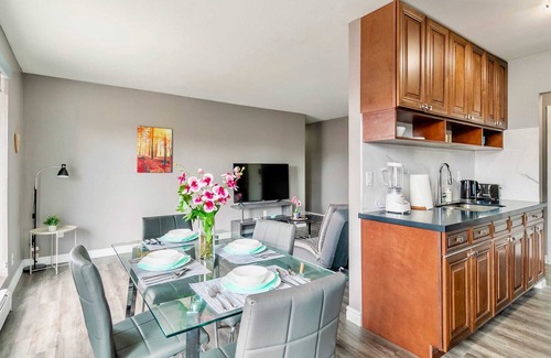 Rosedale Apartment | Spacious 2BR Apt with King bed - near DT Hamilton!