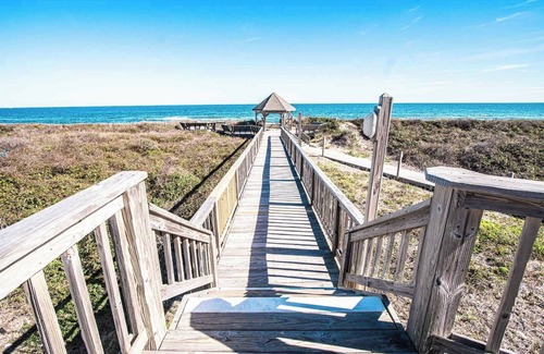 Duck Condo | Spacious 2BR Condo w/Beach Access