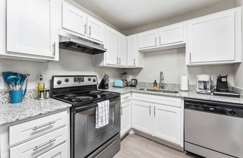 Pleasant Valley Apartment | Spacious 2BR King Suite w Gym close to DT