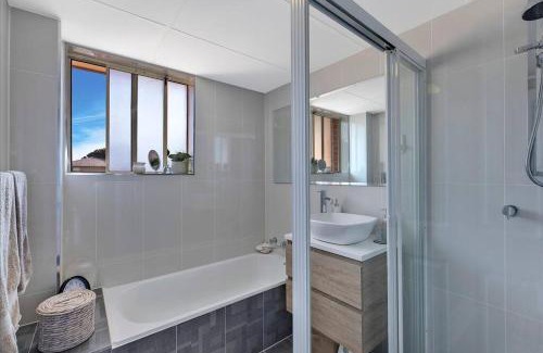 The Entrance Apartment | Spacious 2BR near The Entrance Beach - 7Min Walk!