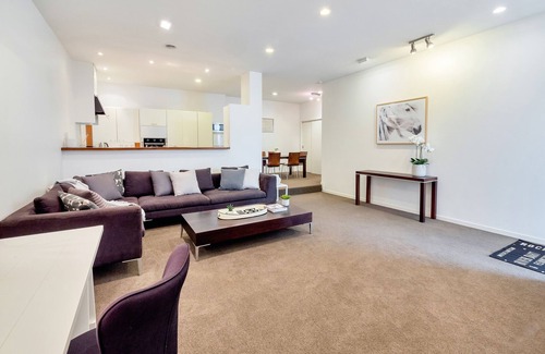 Newmarket Apartment | Spacious 2BR Near Westfield Newmarket