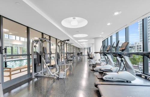 Fort York Apartment | Spacious 2BR - Pool Gym Sauna Hot Tub Free Parking