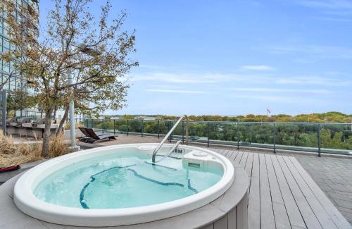 Fort York Apartment | Spacious 2BR - Pool Gym Sauna Hot Tub Free Parking