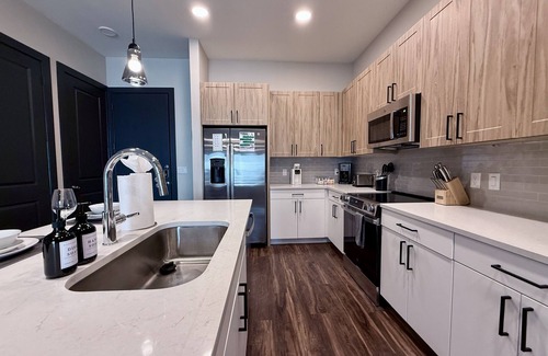 North Burnet Apartment | Spacious 2BR -Prime Location -Washer/Dryer -Secure Entry -Free Garage