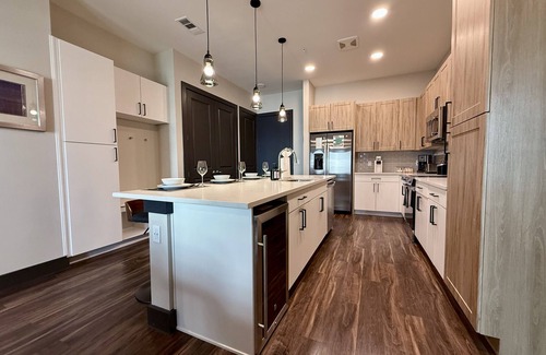 North Burnet Apartment | Spacious 2BR -Prime Location -Washer/Dryer -Secure Entry -Free Garage