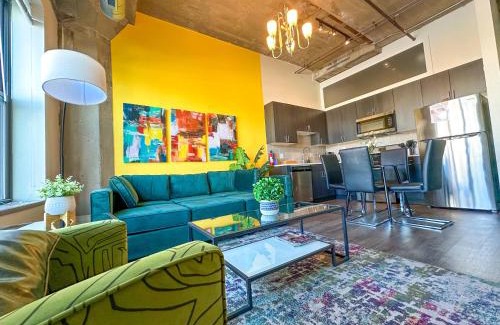 Near South Side Apartment | Spacious 2BR South Loop Suite with Skyline View, Optional Parking and Gym Access Close to McCormick Place, Grant Park, Museum Campus & CTA Lines