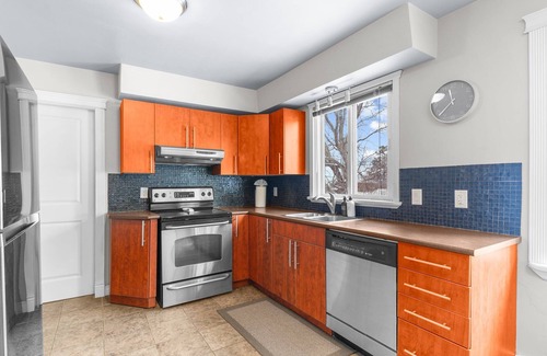 Edmonton Apartment | Spacious 2BR Suite Near University of Alberta, Hospital, Whyte Ave, River Valley