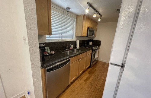 Bouldin House | Spacious 2BR Townhome Pets OK + Parking!