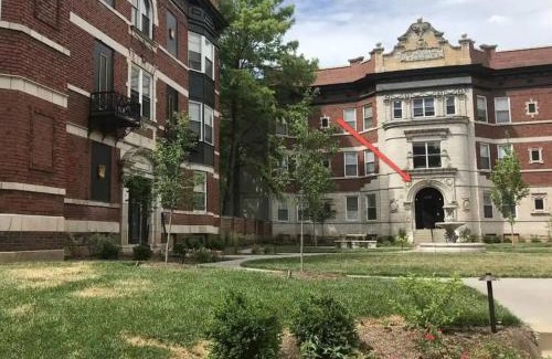 Central West End Apartment | Spacious 2BR unit near BJ Hospital
