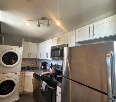 Central West End Apartment | Spacious 2BR unit near BJ Hospital