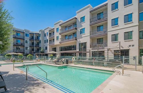 Orange Heights Apartment | Spacious 2BR Uptown Biltmore Gym Pool Parking WD