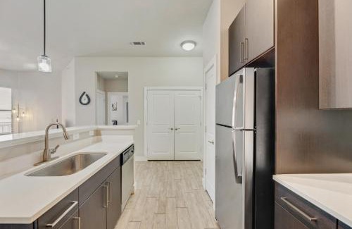 Dallas Apartment | Spacious 2BRI Pool I Gym I Free Parking IWorkspace