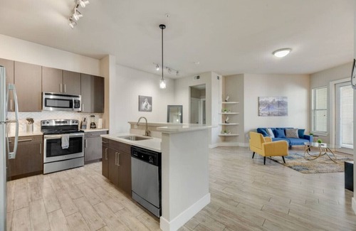 Dallas Apartment | Spacious 2BRI Pool I Gym I Free Parking IWorkspace