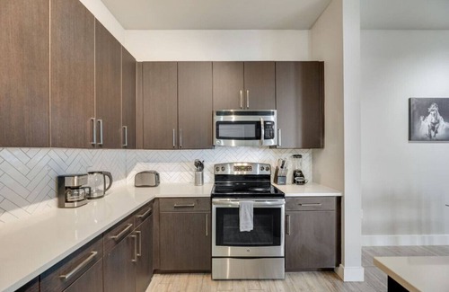 Dallas Apartment | Spacious 2BRI Pool I Gym I Free Parking IWorkspace