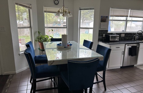 Saxony House | Spacious 3/21/2 house 24 min drive to Austin downtown