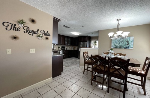 Southgate Apartment | Spacious 3/3 Apt w/Hot Tub/75in TV/Mac Computer