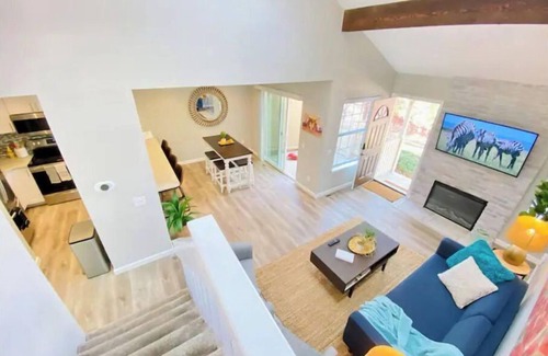 Aurora House | Spacious 3 🛏 3 🛁+ office + pool + garage + TVs in all bedrooms