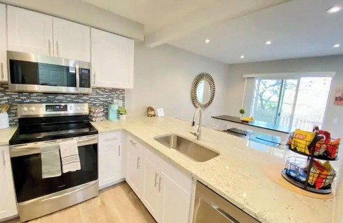 Aurora House | Spacious 3 🛏 3 🛁+ office + pool + garage + TVs in all bedrooms