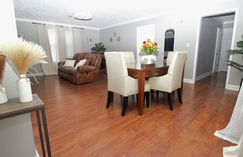 Perry House | Spacious 3-bdrm Home w/Free parking on premises