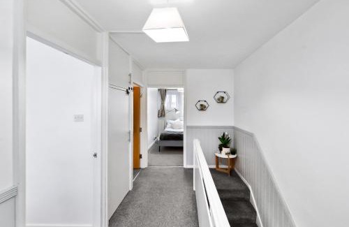 Haggerston Apartment | Spacious 3-Bed Apt near Shoreditch with Parking