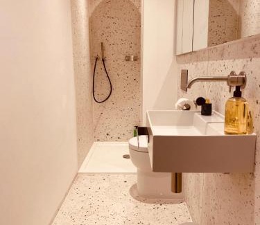 Hackney Apartment | Spacious 3 Bed City Apartment with Terrace