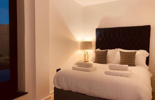 Hackney Apartment | Spacious 3 Bed City Apartment with Terrace