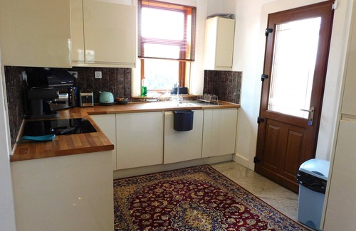 Drumchapel House | Spacious 3 Bed Family Friendly Home with Garden & Parking, Sleeps 6 & Baby, Nea