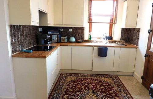 Drumchapel House | Spacious 3 Bed Family Friendly Home with Garden & Parking, Sleeps 6 & Baby, Nea