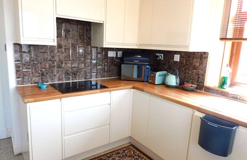 Drumchapel House | Spacious 3 Bed Family Friendly Home with Garden & Parking, Sleeps 6 & Baby, Nea