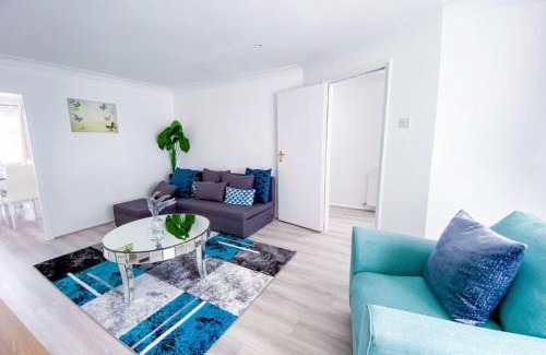 Elm Park Apartment | Spacious 3 bed family home with garden