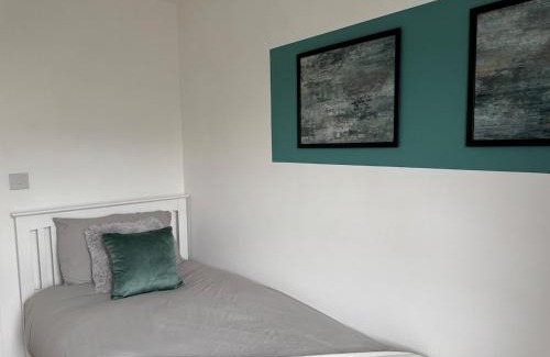 Smethwick House | Spacious 3 Bed Home Near Hospital Free Parking