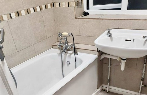 Elm Park House | Spacious 3-Bed House with free parking