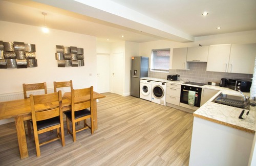 Ridgeway House | Spacious 3 Bed House - Newly Refurbished