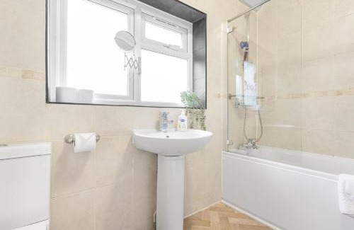 Heston Central House | Spacious 3-Bed House with car park near Heathrow
