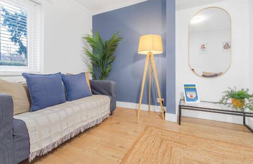Heston Central House | Spacious 3-Bed House with car park near Heathrow
