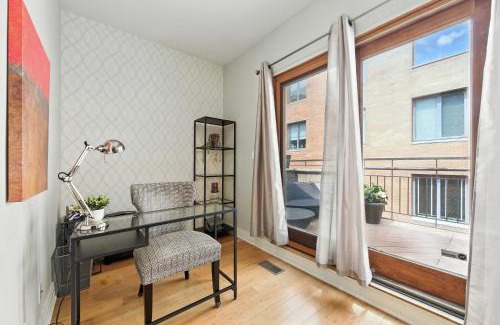 West Loop House | Spacious 3-Bed West Loop Townhouse, 1 Car Garage