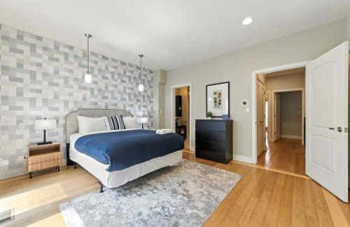West Loop House | Spacious 3-Bed West Loop Townhouse, 1 Car Garage
