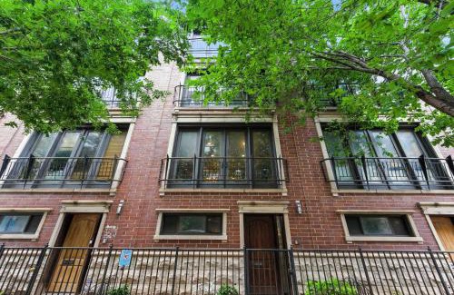 West Loop House | Spacious 3-Bed West Loop Townhouse, 1 Car Garage